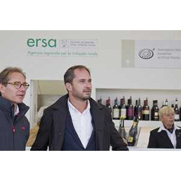 Mitja Gialuz (Presidente Società Velica Barcola e Grignano) e Cristiano Shaurli (Assessore regionale Risorse agricole e forestali) all'inaugurazione dello stand dell'ERSA al Villaggio Barcolana - Trieste 07/10/2016