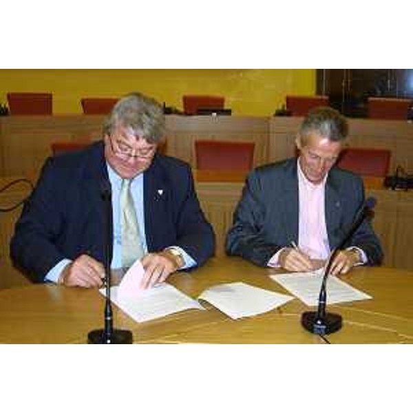 Riccardo Illy (Presidente Regione Friuli Venezia Giulia) ed Elio De Anna (Presidente Provincia Pordenone) alla firma del Protocollo d'Intesa fra Regione e Provincia di Pordenone per la modernizzazione delle infrastrutture viarie del Friuli Occidentale. (Pordenone 31/10/07)