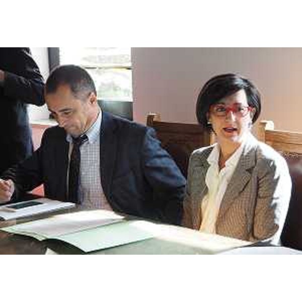 Luca Marchesi (Direttore generale ARPA FVG) e Sara Vito (Assessore regionale Ambiente ed Energia) alla firma dell'accordo di collaborazione tra le Agenzie per l'Ambiente del Friuli Venezia Giulia e della Slovenia - Gorizia 11/10/2016
