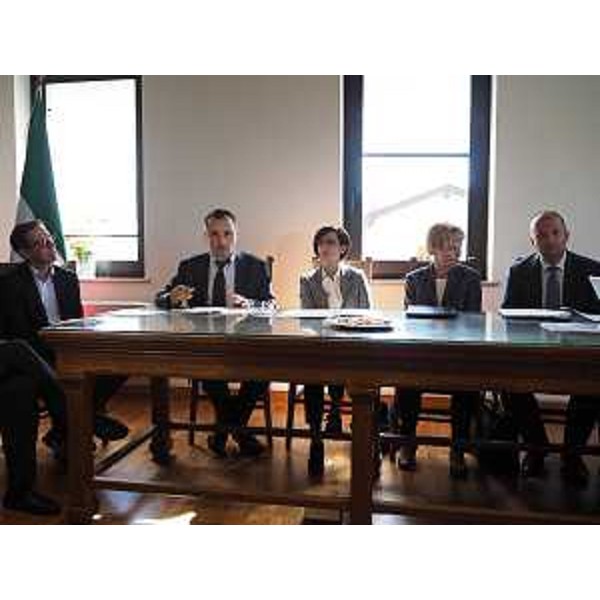 Luca Marchesi (Direttore generale ARPA FVG), Sara Vito (Assessore regionale Ambiente ed Energia), Lidija Stebernak (Sottosegretario Ambiente Repubblica di Slovenia) e Joko Knez (Direttore generale Agencija Republike Slovenije za Okolje / ARSO) alla firma dell'accordo di collaborazione tra le Agenzie per l'Ambiente del Friuli Venezia Giulia e della Slovenia - Gorizia 11/10/2016