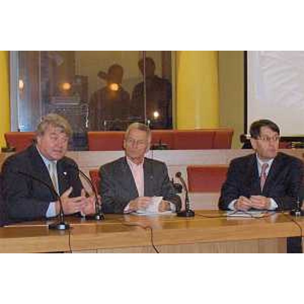 Riccardo Illy (Presidente Regione Friuli Venezia Giulia), Lodovico Sonego (Assessore regionale Mobilità e Infrastrutture di Trasporto) ed Elio De Anna (Presidente Provincia Pordenone) alla firma del Protocollo d'Intesa fra Regione e Provincia di Pordenone per la modernizzazione delle infrastrutture viarie del Friuli Occidentale. (Pordenone 31/10/07)