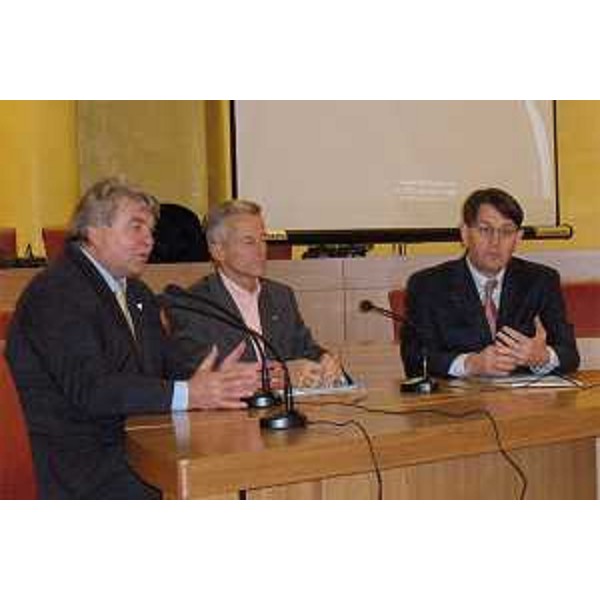 Riccardo Illy (Presidente Regione Friuli Venezia Giulia), Lodovico Sonego (Assessore regionale Mobilità e Infrastrutture di Trasporto) ed Elio De Anna (Presidente Provincia Pordenone) alla firma del Protocollo d'Intesa fra Regione e Provincia di Pordenone per la modernizzazione delle infrastrutture viarie del Friuli Occidentale. (Pordenone 31/10/07)