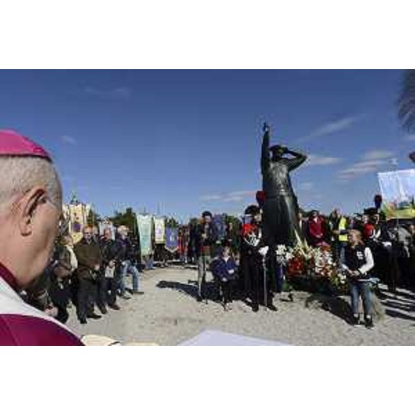 Giampaolo Crepaldi officia la cerimonia di scopertura e benedizione della statua dedicata al vescovo Antonio Santin, al Tempio Mariano di Monte Grisa - Trieste 12/10/2016