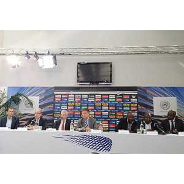 Gianni Torrenti (Assessore regionale Sport), Furio Honsell (Sindaco Udine), Alberto Rigotto (Direttore amministrativo Udinese Calcio) e Tombi A Roko Sidiki (Presidente Federcalcio Camerun) alla firma del Protocollo d'intesa per la cooperazione nel settore della formazione dei giovani agli studi e alla pratica del calcio, nella sede dell'Udinese Calcio - Udine 13/10/2016