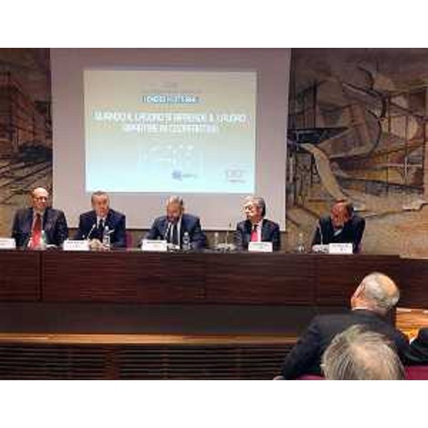 Lorenzo Sirch (Presidente Ordine Commercialisti Udine), Sergio Bolzonello (Vicepresidente Regione FVG e assessore Attività produttive, Turismo e Cooperazione), Omar Monestier (Direttore Messaggero Veneto), Enrico Morando (Viceministro Economia e Finanze) e Luca Bernareggi (Vicepresidente vicario Legacoop) alla tavola rotonda "Quando il lavoro si riprende il lavoro, ripartire in cooperativa" - Udine 14/10/2016