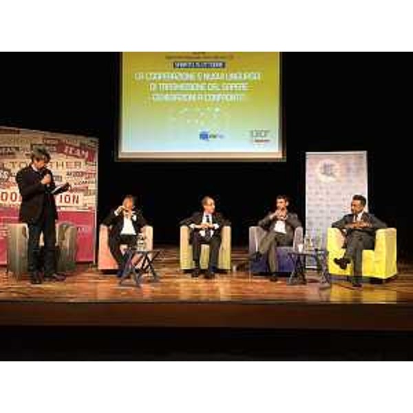 Renato D'Argenio (Messaggero Veneto), Lucio Poma (Docente Economia industriale e Innovazione Università Ferrara), Gianni Torrenti (Assessore regionale Cultura, Sport e Solidarietà), Matteo Tonon (Presidente Confindustria Udine) e Matteo Ragnacci (Portavoce nazionale Generazioni Legacoop) all'incontro "La cooperazione e i nuovi linguaggi di trasmissione del sapere. Generazioni a confronto" - Udine 15/10/2016