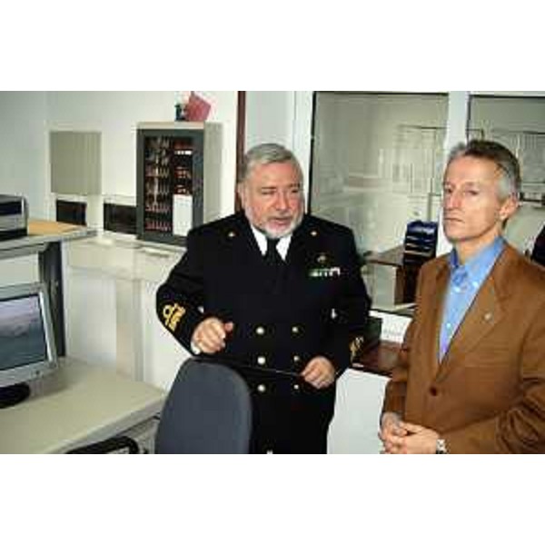 Riccardo Illy (Presidente Regione Friuli Venezia Giulia) visita la Capitaneria di Porto di Trieste (Trieste, 28/12/05)