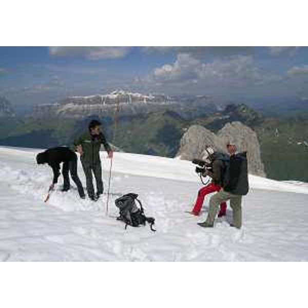 Piero Badaloni, giornalista e scrittore, durante le riprese del suo documentario "Dolomiti. Montagne - Uomini - Storie" (Foto Fondazione Dolomiti UNESCO)