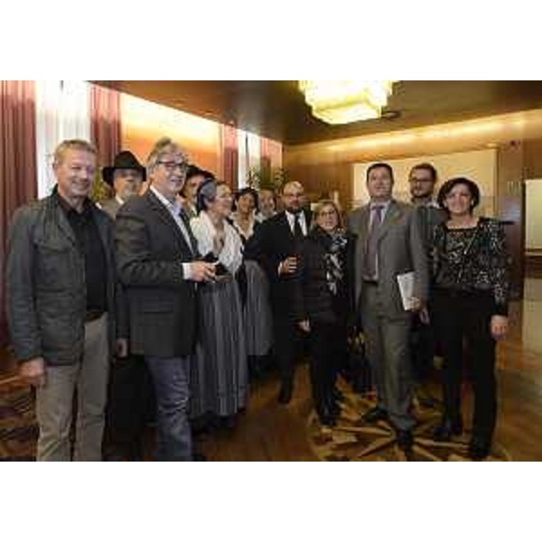 Franco Iacop (Presidente Consiglio) e Sara Vito (Assessore regionale Ambiente ed Energia) all'inaugurazione della mostra di Giuliano Cecone (primo a sinistra) in Consiglio regionale - Trieste 25/10/2016