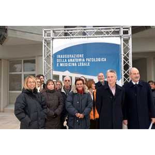 Riccardo Illy (Presidente Regione Friuli Venezia Giulia), Franco Zigrino (Direttore dell'Azienda ospedaliero-universitaria) e collaboratori alla inaugurazione della Anatomia Patologica e Medicina Legale di Cattinara (Trieste, 22/12/05) 