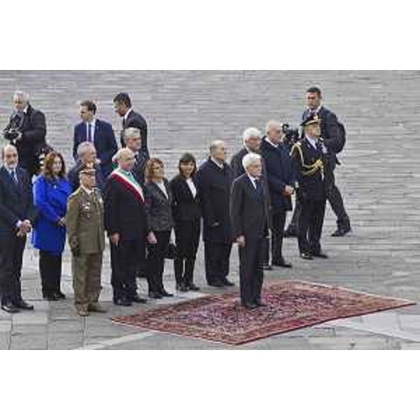 Roberto Dipiazza (Sindaco Trieste), Annapaola Porzio (Prefetto Trieste), Debora Serracchiani (Presidente Regione Friuli Venezia Giulia), Paolo Grossi (Presidente Corte Costituzionale) e Sergio Mattarella (Presidente Repubblica Italiana) in piazza Unità d'Italia per le celebrazioni dell'anniversario del ritorno di Trieste alla Madrepatria (26 ottobre 1954) - Trieste 26/10/2016