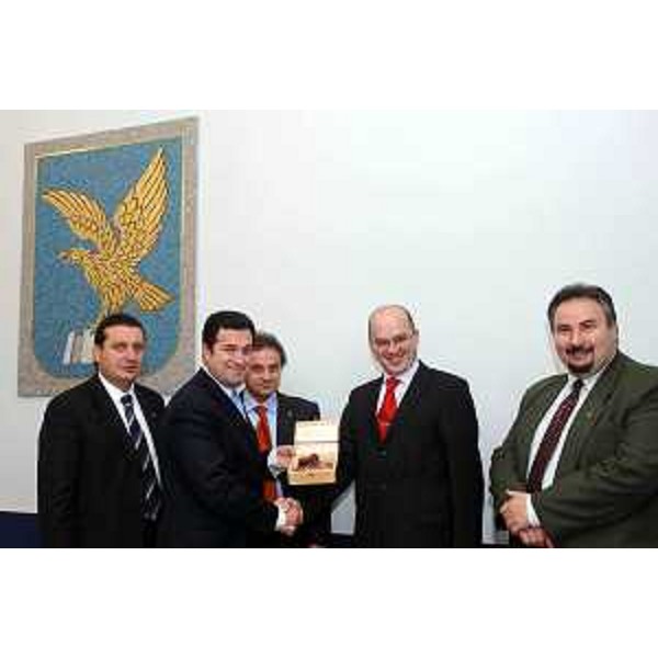 Franco Iacop (Assessore Regionale per le relazioni internazionali, comunitarie e autonomie locali) ed Enzo Marsilio (Assessore Regionale alle risorse agricole, naturali, forestali e montagna) con delegazione Kaliningrad (Trieste, 20/12/05)
