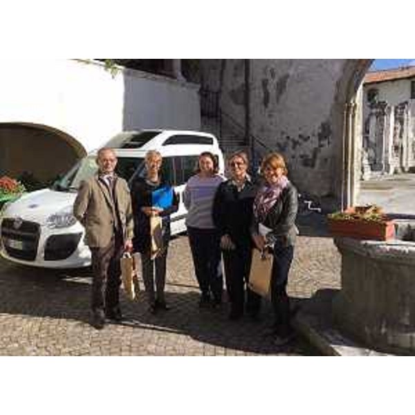 Pier Paolo Benetollo (Direttore generale Azienda Assistenza Sanitaria n. 3 Alto Friuli-Collinare-Medio Friuli), Gabriella Tavoschi, Emanuela Zanfagnini, Alda Zamolo (Coordinatrice socio-sanitaria, coordinatrice infermieristica, presidente ASP) e Maria Sandra Telesca (Assessore regionale Salute, Integrazione socio-sanitaria, Politiche sociali e Famiglia) all'Azienda pubblica di Servizi alla Persona (ASP) "Pio Istituto Elemosiniere" - Venzone 27/10/2016