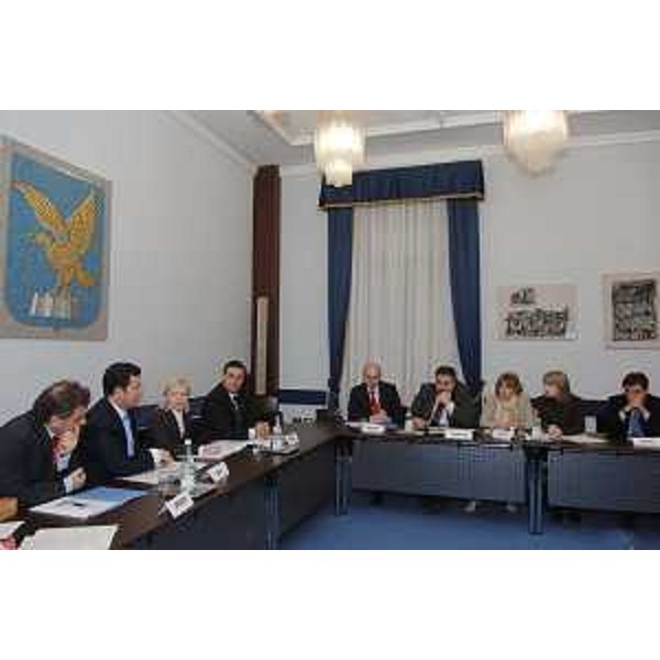 Franco Iacop (Assessore Regionale per le relazioni internazionali, comunitarie e autonomie locali) ed Enzo Marsilio (Assessore Regionale alle risorse agricole, naturali, forestali e montagna) con delegazione Kaliningrad (Trieste, 20/12/05)