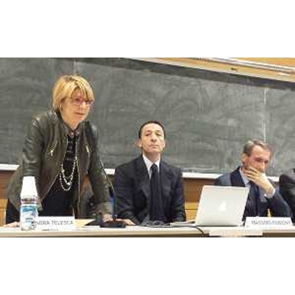 Maria Sandra Telesca (Assessore regionale Salute, Integrazione socio-sanitaria, Politiche sociali e Famiglia), Massimo Robiony (Docente e chirurgo) e Franco Fabbro (Docente Neuropsichiatria infantile) al convegno "Umanizzazione. La ricerca dell'eccellenza nel rapporto medico-paziente" organizzato da Comune di Udine e UNIUD nell'Aula Tomadini dell'Ateneo - Udine 27/10/2016