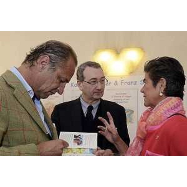 Sergio Bolzonello (Vicepresidente Regione FVG e assessore Attività produttive, Turismo e Cooperazione) tra Franz Englhofer e Karin Strahner, autori de "Il libretto di viaggio >>TRIEST - la città del caffè<<" - Trieste 28/10/2016