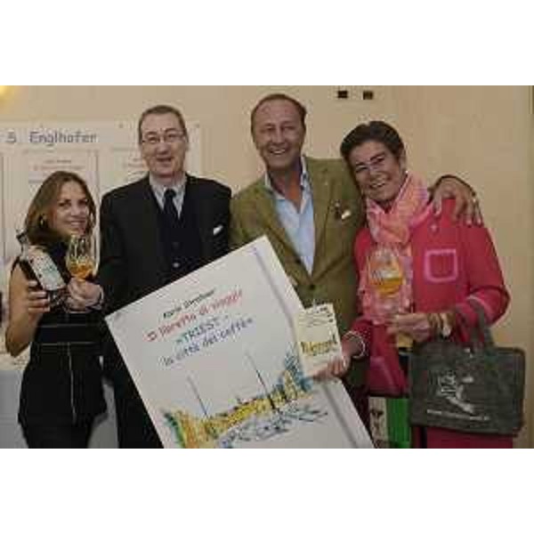 Sergio Bolzonello (Vicepresidente Regione FVG e assessore Attività produttive, Turismo e Cooperazione) con Franz Englhofer e Karin Strahner, autori de "Il libretto di viaggio >>TRIEST - la città del caffè<<" - Trieste 28/10/2016