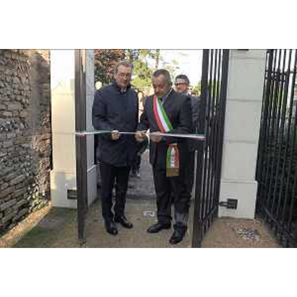 Sergio Bolzonello (Vicepresidente Regione Friuli Venezia Giulia) e Francesco Toneguzzo (Sindaco Cordovado) all'inaugurazione dei lavori di recupero di piazza Ippolito Nievo - Cordovado 29/10/2016