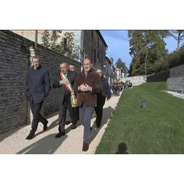 Sergio Bolzonello (Vicepresidente Regione Friuli Venezia Giulia) e Francesco Toneguzzo (Sindaco Cordovado) all'inaugurazione del nuovo percorso pedonale attorno alle mura del Castello - Cordovado 29/10/2016