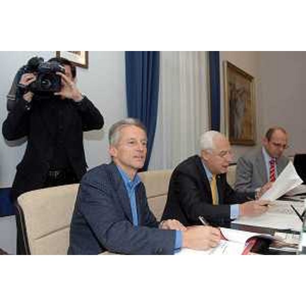 Riccardo Illy (Presidente Regione Friuli Venezia Giulia) e Giunta regionale (Trieste, 19/12/05)