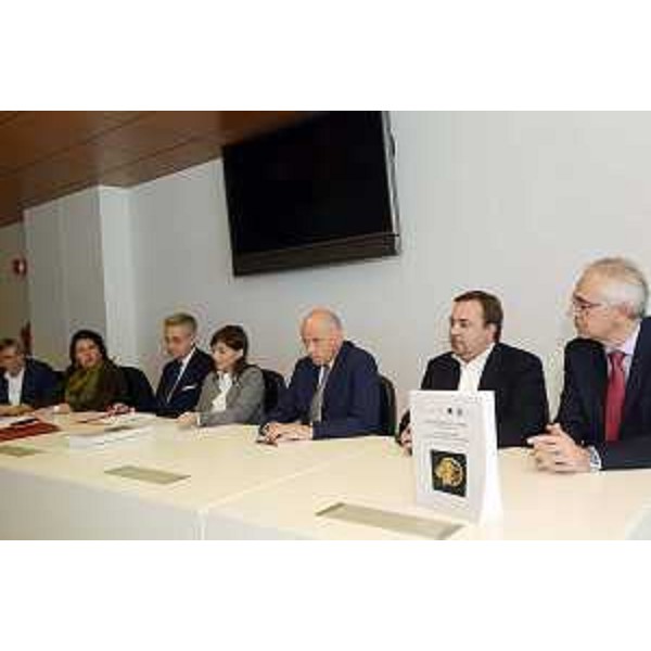 Piero Petrucco (Confindustria Udine), Maria Cristina Cedrini (Segretario generale Fondazione Bracco), Antonio Zanardi Landi (Presidente Fondazione Aquileia), Debora Serracchiani (Presidente Regione Friuli Venezia Giulia), Luca Caburlotto (Sovrintendente Beni storici, artistici, etnoantropologici FVG), Cristiano Tiussi (Direttore Fondazione Aquileia) e Gabriele Spanghero (Sindaco Aquileia) alla presentazione dei numeri della mostra "Leoni e Tori dall'Antica Persia ad Aquileia" - Udine 31/10/2016
