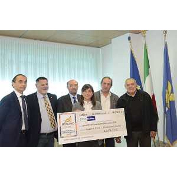 Debora Serracchiani (Presidente Regione Friuli Venezia Giulia) riceve il contributo dell'Associazione Cardiotrapiantati Italiani (ACTI), sezione del FVG, del Consorzio per la tutela del Montasio, dell'Associazione Amici de La nostra famiglia di Sterpo e della BCC di Basiliano, destinato alle popolazioni dell'Italia Centrale colpite dal terremoto - Udine 31/10/2016