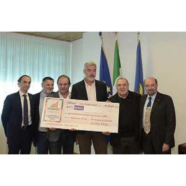 Paolo Panontin (Assessore regionale Protezione civile) riceve il contributo dell'Associazione Cardiotrapiantati Italiani (ACTI), sezione del FVG, del Consorzio per la tutela del Montasio, dell'Associazione Amici de La nostra famiglia di Sterpo e della BCC di Basiliano, destinato alle popolazioni dell'Italia Centrale colpite dal terremoto - Udine 31/10/2016