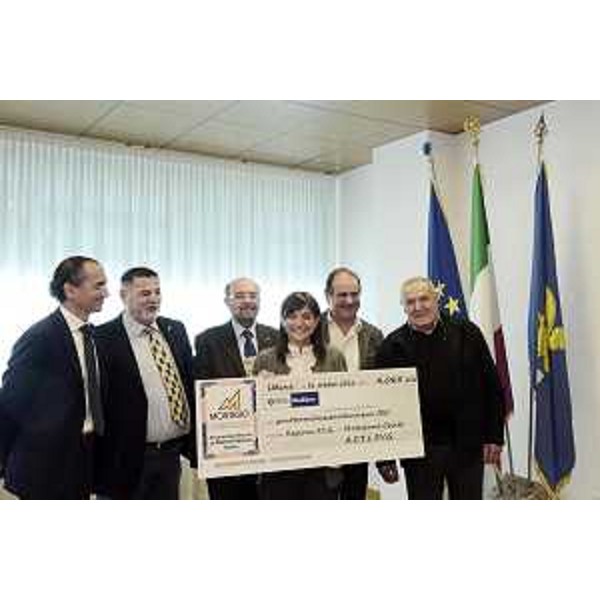 Debora Serracchiani (Presidente Regione Friuli Venezia Giulia) riceve il contributo dell'Associazione Cardiotrapiantati Italiani (ACTI), sezione del FVG, del Consorzio per la tutela del Montasio, dell'Associazione Amici de La nostra famiglia di Sterpo e della BCC di Basiliano, destinato alle popolazioni dell'Italia Centrale colpite dal terremoto - Udine 31/10/2016