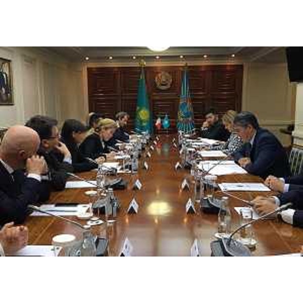 Debora Serracchiani (Presidente Regione Friuli Venezia Giulia) e Asset Issekeshev (Sindaco Astana) alla sigla del Memorandum d'intesa tra FVG e Kazakistan - Astana 03/11/2016