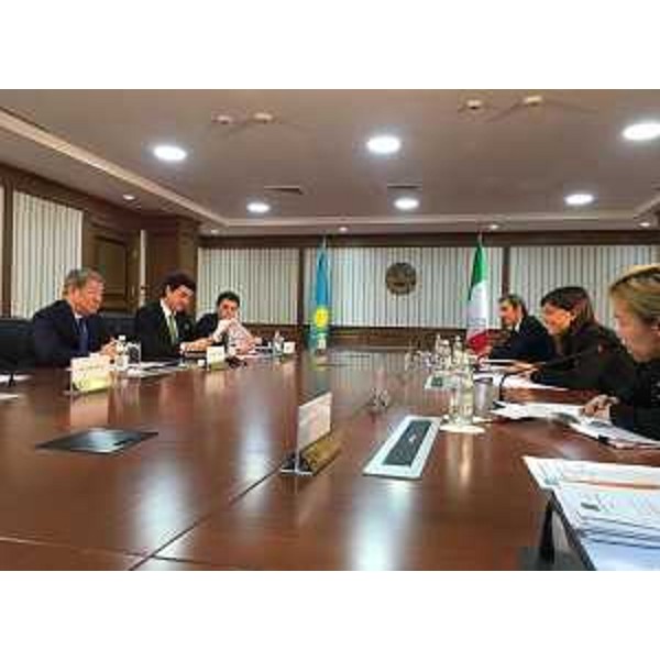 Akhmetzhan Yessimov (Presidente Società pubblica kazaka organizzazione EXPO 2017) e Debora Serracchiani (Presidente Regione Friuli Venezia Giulia) - Astana 03/11/2016
