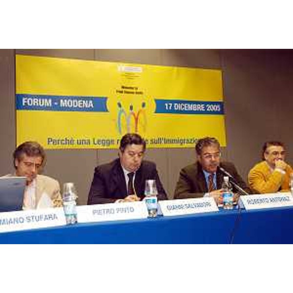 Roberto Antonaz (Assessore Regionale all'istruzione, cultura, sport e pace) alla Fiera Multiculturalità "Aza Mataotra" (Modena, 17/12/05)