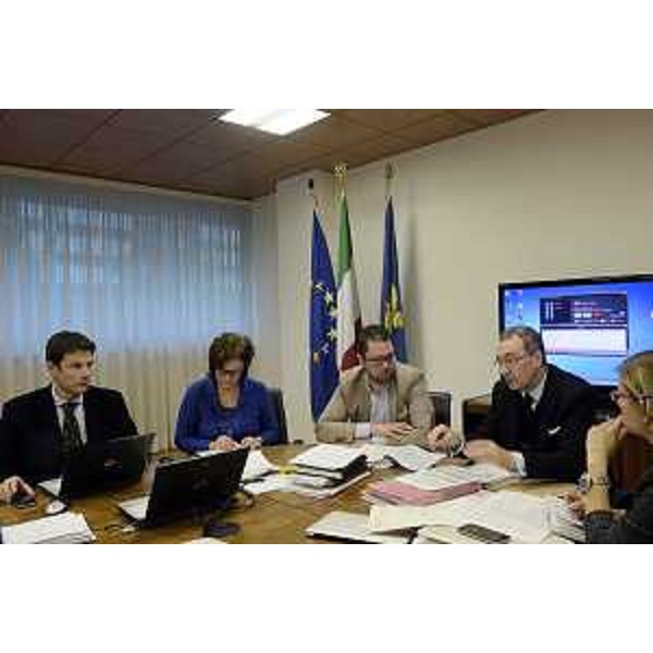 Alessio Gratton (Presidente II Commissione) e Sergio Bolzonello (Vicepresidente Regione FVG e assessore Attività produttive, Turismo e Cooperazione) durante la riunione della II Commissione consiliare per l'illustrazione del ddl 161 "Disposizioni per l'adeguamento e la razionalizzazione della normativa regionale in materia di commercio", dello stralcio 129-01 "Modifiche all'articolo 84 bis della legge regionale 29/2005 concernente il Centro di assistenza tecnica alle imprese del terziario", del ddl 162 "Disciplina delle politiche regionali nel settore turistico e dell'attrattività del territorio regionale nonché modifiche alle leggi regionali 2/2002, 29/2005, 4/2016, 18/2015 in materia di turismo" e dello stralcio 101-01 "Modifica all'articolo 11 della legge regionale 25/1996 in materia di agriturismi" - Udine 02/11/2016