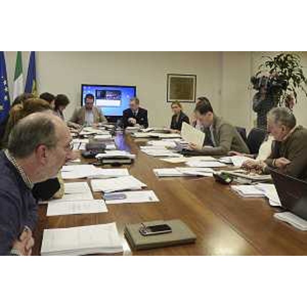 Alessio Gratton (Presidente II Commissione) e Sergio Bolzonello (Vicepresidente Regione FVG e assessore Attività produttive, Turismo e Cooperazione) durante la riunione della II Commissione consiliare per l'illustrazione del ddl 161 "Disposizioni per l'adeguamento e la razionalizzazione della normativa regionale in materia di commercio", dello stralcio 129-01 "Modifiche all'articolo 84 bis della legge regionale 29/2005 concernente il Centro di assistenza tecnica alle imprese del terziario", del ddl 162 "Disciplina delle politiche regionali nel settore turistico e dell'attrattività del territorio regionale nonché modifiche alle leggi regionali 2/2002, 29/2005, 4/2016, 18/2015 in materia di turismo" e dello stralcio 101-01 "Modifica all'articolo 11 della legge regionale 25/1996 in materia di agriturismi" - Udine 02/11/2016