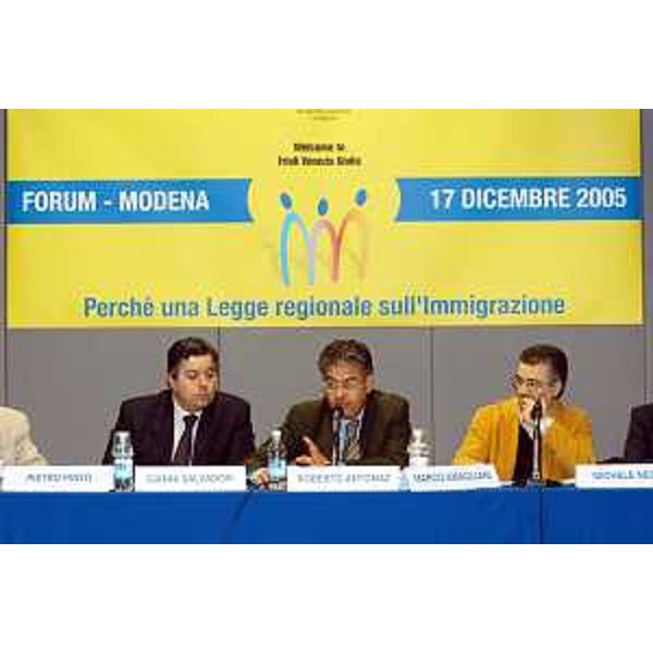 Roberto Antonaz (Assessore Regionale all'istruzione, cultura, sport e pace) alla Fiera Multiculturalità "Aza Mataotra" (Modena, 17/12/05)