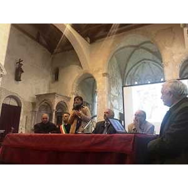 Monsignor Roberto Bertossi (Pievano e presidente Fabbriceria Duomo), Fabio Di Bernardo (Sindaco Venzone), Debora Serracchiani (Presidente Regione Friuli Venezia Giulia), Corrado Azzollini (Sovrintendente Belle arti e Paesaggio FVG) e Gianni Torrenti (Assessore regionale Cultura) alla cerimonia per il completamento del restauro delle statue dei dodici Apostoli, posizionate sul tetto del Duomo di Sant'Andrea prima del terremoto del 1976 - Venzone 05/11/2016