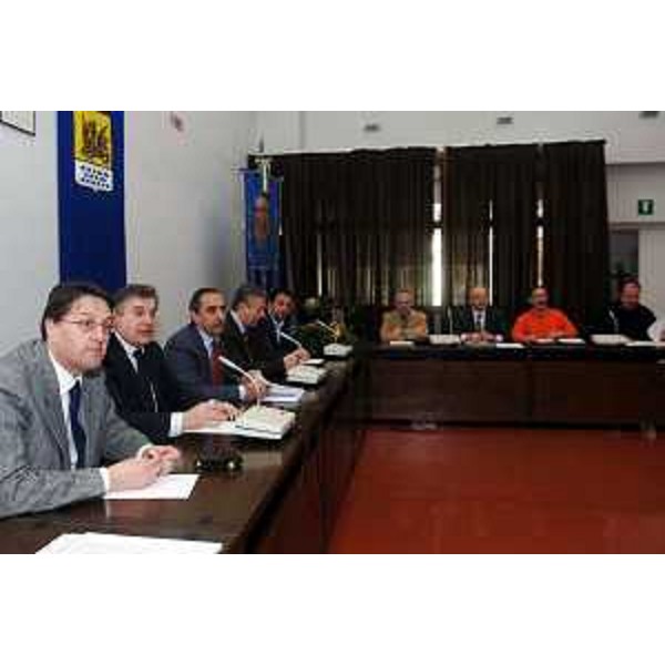 Lodovico Sonego (Assessore Regionale alla pianificazione territoriale, energia, mobilità e infrastrutture di trasporto) e altri sindaci all'incontro sull'elettrodotto. (Trasaghis, 15/12/05)