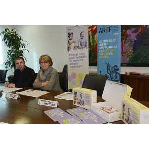 Lorenzo Fabbro (Presidente CdA ARLeF) e Maria Sandra Telesca (Assessore regionale Salute, Integrazione socio-sanitaria, Politiche sociali e Famiglia) alla conferenza stampa sul Protocollo d'intesa del progetto dell'ARLeF "Crescere con più lingue porta solo vantaggi" - Udine 08/11/2016