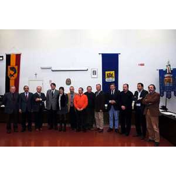 Lodovico Sonego (Assessore Regionale alla pianificazione territoriale, energia, mobilità e infrastrutture di trasporto) e altri sindaci all'incontro sull'elettrodotto. (Trasaghis, 15/12/05)