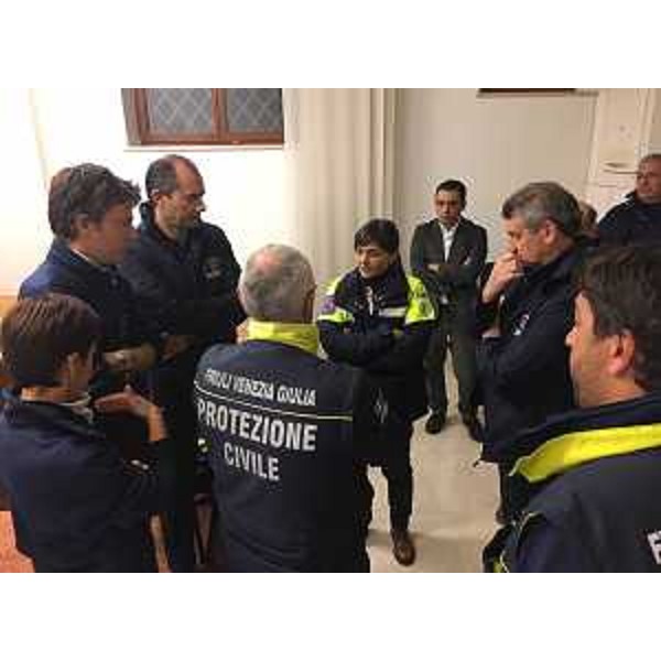 Debora Serracchiani (Presidente Regione Friuli Venezia Giulia) incontra tecnici della Protezione civile del FVG insieme al direttore Luciano Sulli - Cessapalombo (MC) 09/11/2016
