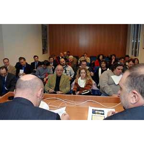 Roberto Cosolini (Assessore Regionale al lavoro, formazione, università e ricerca) ed Enrico Bertossi Assessore Regionale alle attività produttive) a tavolo Ferriera Trieste (Trieste, 12/12/05)
