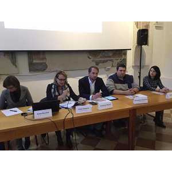 Anna Roccato (Istituto Zooprofilattico Sperimentale Venezie / IZSVE), Sonia Venerus (Agenzia regionale sviluppo rurale / ERSA), Cristiano Shaurli (Assessore regionale Risorse agricole e forestali), Domenico Davanzo (ERSA) e Ilaria Patuzzi (IZSVE) al convegno "La produzione di formaggio latteria a latte crudo: risultati del monitoraggio nei caseifici del Friuli Venezia Giulia" - Gemona del Friuli 12/11/2016