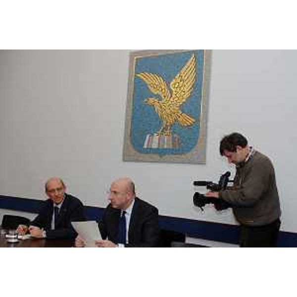 Enrico Bertossi (Assessore Regionale alle attività produttive) all conferenza stampa (Roveredo in Piano, 12/12/05)