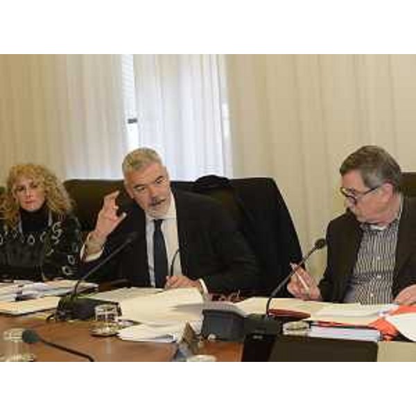 Paolo Panontin (Assessore regionale Autonomie locali e Coordinamento Riforme, Comparto unico) e Renzo Liva (Presidente I Commissione) durante l'esame del disegno di legge n. 157 "Disposizioni in materia di sistema integrato del pubblico impiego regionale e locale" in I Commissione consiliare - Trieste 14/11/2016