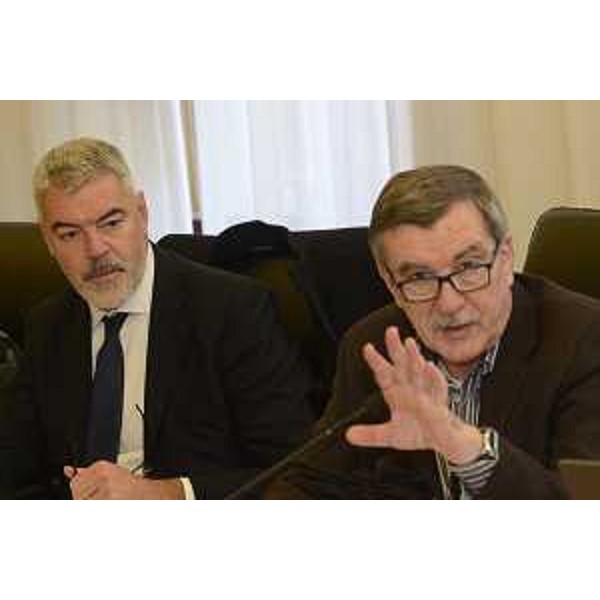 Paolo Panontin (Assessore regionale Autonomie locali e Coordinamento Riforme, Comparto unico) e Renzo Liva (Presidente I Commissione) durante l'esame del disegno di legge n. 157 "Disposizioni in materia di sistema integrato del pubblico impiego regionale e locale" in I Commissione consiliare - Trieste 14/11/2016