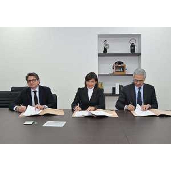 Zeno D'Agostino (Presidente Autorità Portuale Trieste), Debora Serracchiani (Presidente Regione Friuli Venezia Giulia) e Maurizio Gentile (Amministratore delegato e direttore generale RFI) alla firma dell'Accordo sul Porto ferroviario di Trieste, nella sede di Rete Ferroviaria Italiana (RFI) - Roma 15/11/2016
