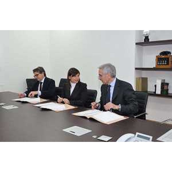 Zeno D'Agostino (Presidente Autorità Portuale Trieste), Debora Serracchiani (Presidente Regione Friuli Venezia Giulia) e Maurizio Gentile (Amministratore delegato e direttore generale RFI) alla firma dell'Accordo sul Porto ferroviario di Trieste, nella sede di Rete Ferroviaria Italiana (RFI) - Roma 15/11/2016