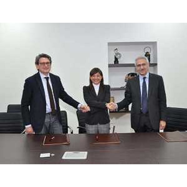 Zeno D'Agostino (Presidente Autorità Portuale Trieste), Debora Serracchiani (Presidente Regione Friuli Venezia Giulia) e Maurizio Gentile (Amministratore delegato e direttore generale RFI) alla firma dell'Accordo sul Porto ferroviario di Trieste, nella sede di Rete Ferroviaria Italiana (RFI) - Roma 15/11/2016