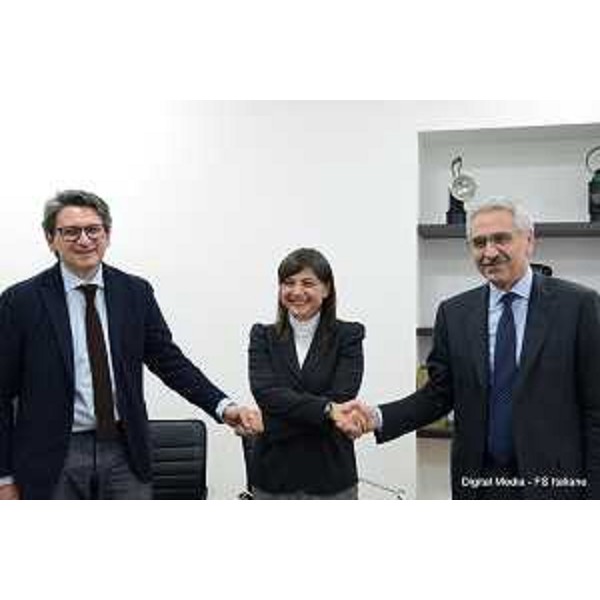 Zeno D'Agostino (Presidente Autorità di Sistema Portuale / ASP del Mare Adriatico orientale), Debora Serracchiani (Presidente Regione Friuli Venezia Giulia) e Maurizio Gentile (Amministratore delegato e direttore generale RFI) alla firma dell'Accordo sul Porto ferroviario di Trieste, nella sede di Rete Ferroviaria Italiana (RFI) - Roma 15/11/2016 (Foto Digital Media - FS Italiane)