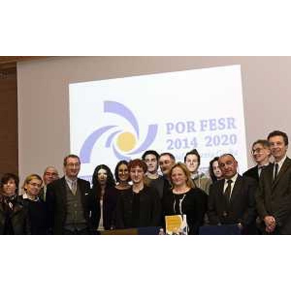 Sergio Bolzonello (Vicepresidente Regione FVG e assessore Attività produttive, Turismo e Cooperazione), con studenti del Liceo artistico Galvani di Cordenons, alla riunione annuale del Comitato di sorveglianza del POR FESR 2014-2020 - Udine 15/11/2016