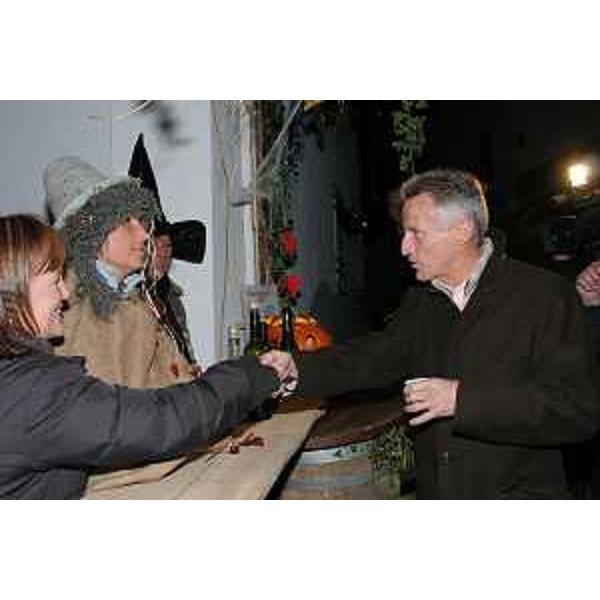 Riccardo Illy (Presidente Regione Friuli Venezia Giulia) interviene all'apertura della "Not dalis Muars" ad Ampezzo. (Ampezzo 01/11/07) 
